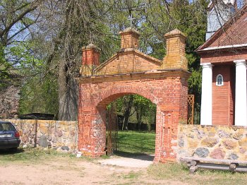 Данюшево, костел: брама и ограда