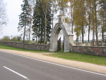 Константиново (Мядел. р-н), кладбище католическое:  ограда внешняя с 2-мя брамами