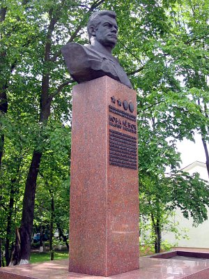Крупки, памятник космонавту Владимиру Коваленку