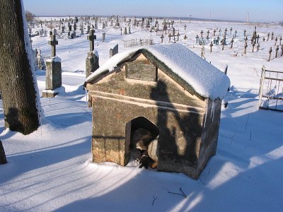 Лужки, кладбище католическое "восточное": часовня-надмогилье