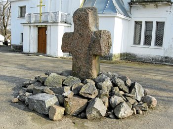 Межево, каменный крест