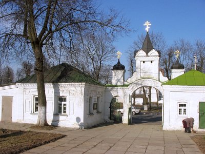 Мстиславль, церковь св. Александра Невского: брама со сторожкой и ограда