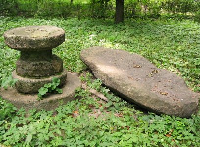 Нача (Ляхов. р-н), усадьба: парк:  каменный стол и плита