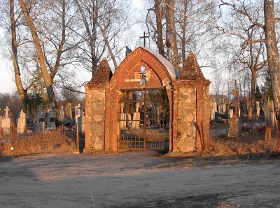 Плюсы, кладбище христианское: брама