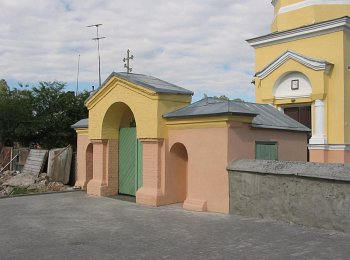 Порозово, церковь: брама и ограда