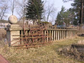 Столбцы, кладбище католическое:  памятник польским солдатам /сохр. частично/
