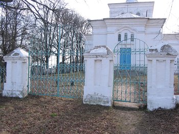 Сухари (Могил. р-н), церковь: брама и ограда